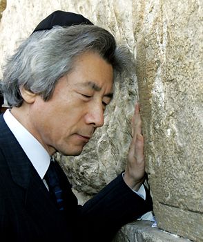 Koizumi listens to the wall for answers to keeping on a Yarmulka with long hair.